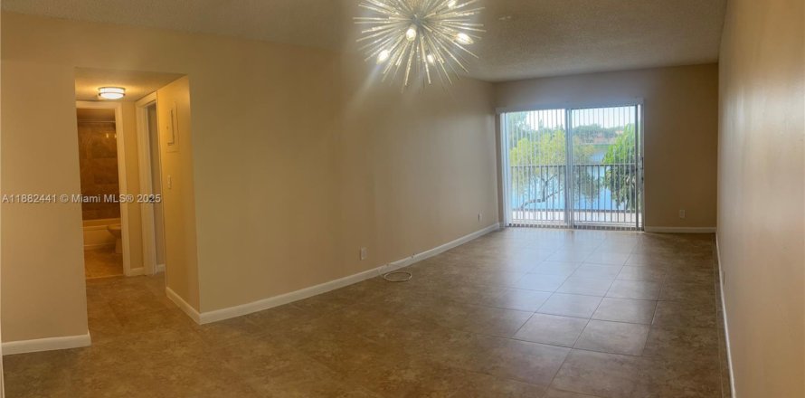 Condo in Miramar, Florida, 2 bedrooms № 1928579