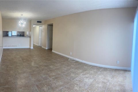 Condo in Miramar, Florida, 2 bedrooms  № 1928579 - photo 2