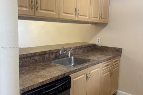 Condo in Miramar, Florida, 2 bedrooms  № 1928579 - photo 9