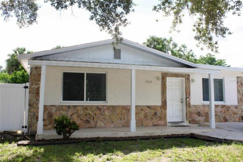 House in Tampa, Florida 4 bedrooms, 143.91 sq.m. № 2314094