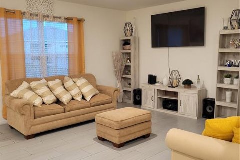 House in Davenport, Florida 5 bedrooms, 250.46 sq.m. № 1721766 - photo 10