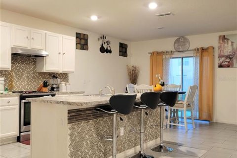 House in Davenport, Florida 5 bedrooms, 250.46 sq.m. № 1721766 - photo 7