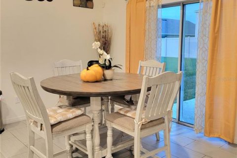 House in Davenport, Florida 5 bedrooms, 250.46 sq.m. № 1721766 - photo 14