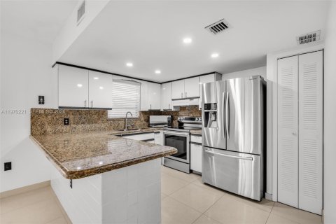 Casa en alquiler en Miami, Florida, 3 dormitorios, 172.61 m2 № 2030917 - foto 6