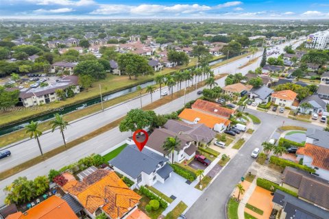 Casa en alquiler en Miami, Florida, 3 dormitorios, 172.61 m2 № 2030917 - foto 2