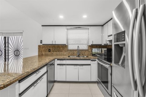 Casa en alquiler en Miami, Florida, 3 dormitorios, 172.61 m2 № 2030917 - foto 7