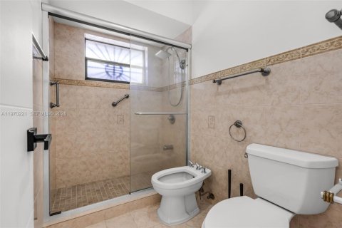 Casa en alquiler en Miami, Florida, 3 dormitorios, 172.61 m2 № 2030917 - foto 13