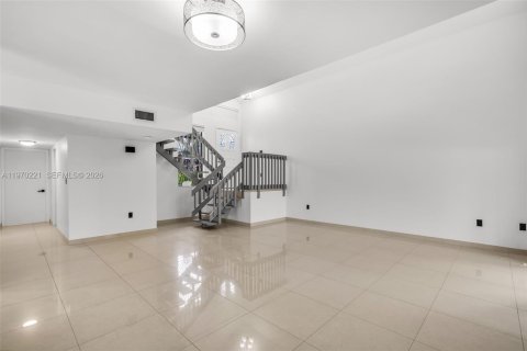 Casa en alquiler en Miami, Florida, 3 dormitorios, 172.61 m2 № 2030917 - foto 5