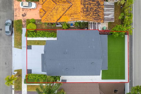 Casa en alquiler en Miami, Florida, 3 dormitorios, 172.61 m2 № 2030917 - foto 3