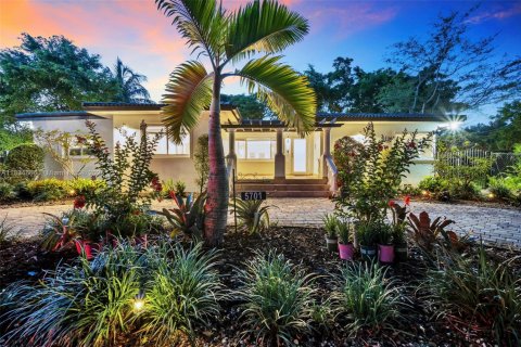 Casa en venta en Miami, Florida, 4 dormitorios, 178.28 m2 № 1828924 - foto 1