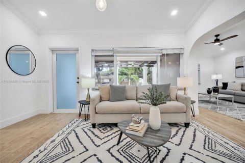 Casa en venta en Miami, Florida, 4 dormitorios, 178.28 m2 № 1828924 - foto 12