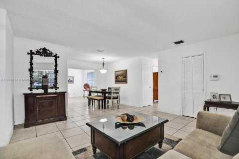 House in Miami, Florida 5 bedrooms, 129.88 sq.m. № 1878373 - photo 7