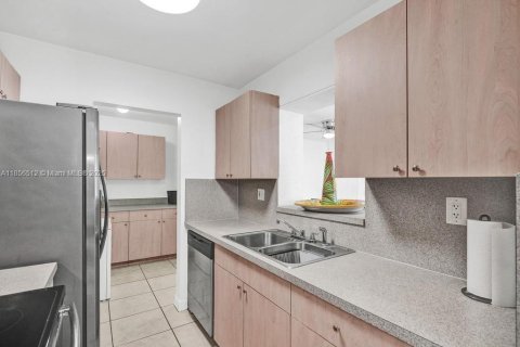 House in Miami, Florida 5 bedrooms, 129.88 sq.m. № 1878373 - photo 25