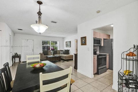 House in Miami, Florida 5 bedrooms, 129.88 sq.m. № 1878373 - photo 24