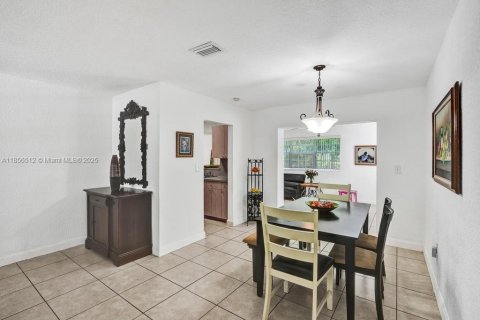 House in Miami, Florida 5 bedrooms, 129.88 sq.m. № 1878373 - photo 23