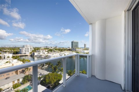 Condo in Miami Beach, Florida, 1 bedroom  № 2171287 - photo 21