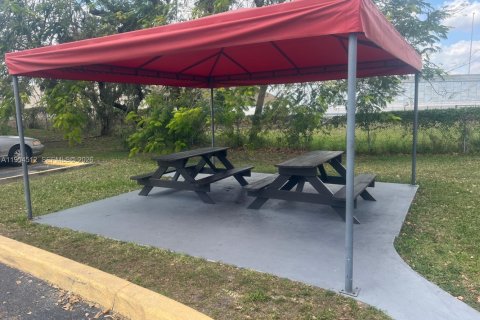 Condo in Sweetwater, Florida, 2 bedrooms  № 2008354 - photo 6