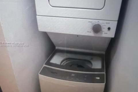 Condo in Sweetwater, Florida, 2 bedrooms  № 2008354 - photo 11