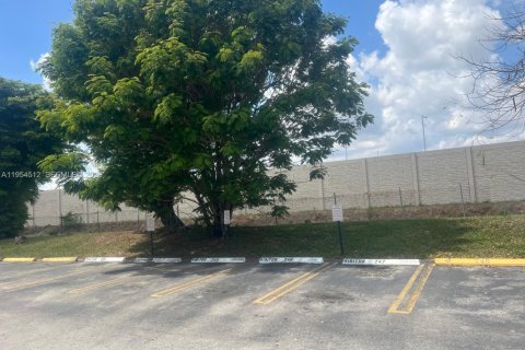 Condo in Sweetwater, Florida, 2 bedrooms  № 2008354 - photo 19