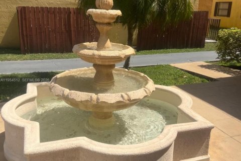 Condo in Sweetwater, Florida, 2 bedrooms  № 2008354 - photo 22