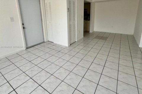 Condo in Sweetwater, Florida, 2 bedrooms  № 2008354 - photo 12