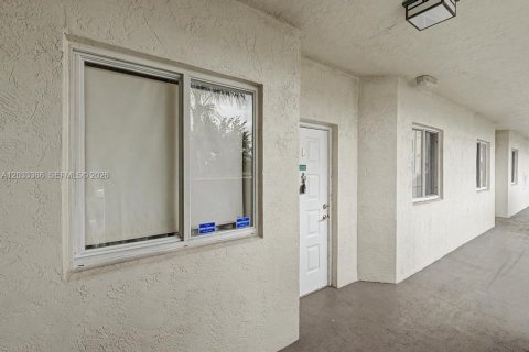 Condominio en venta en Tamarac, Florida, 2 dormitorios, 158.4 m2 № 2077993 - foto 3