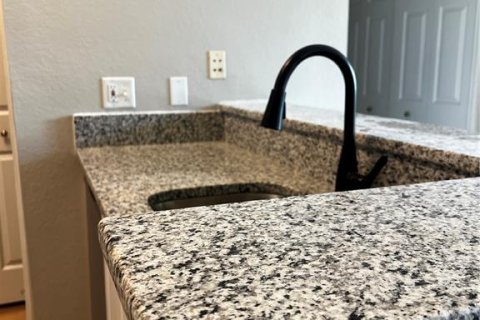 Condo in Sarasota, Florida, 1 bedroom  № 1898560 - photo 13