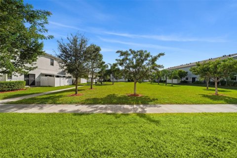 Снять в аренду таунхаус в Флорида-Сити, Флорида 3 спальни, 136.19м2, № 2034301 - фото 30