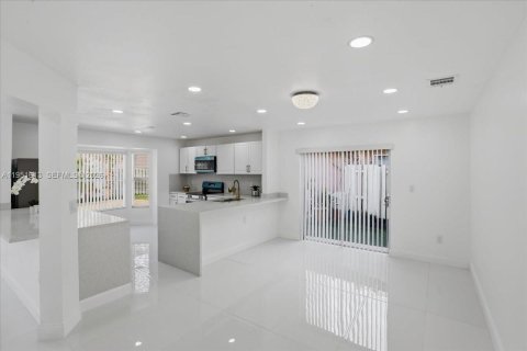 Купить виллу или дом в Санрайз, Флорида 4 спальни, 171.59м2, № 2007765 - фото 10