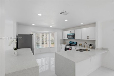 Купить виллу или дом в Санрайз, Флорида 4 спальни, 171.59м2, № 2007765 - фото 12