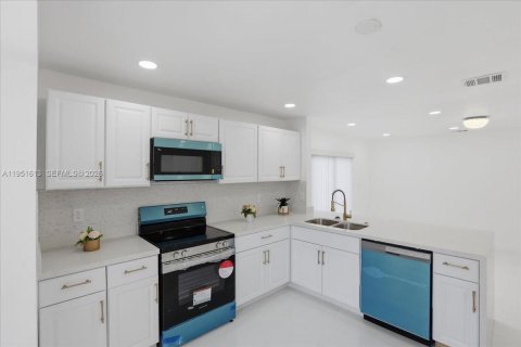 Купить виллу или дом в Санрайз, Флорида 4 спальни, 171.59м2, № 2007765 - фото 14