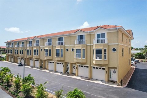 Townhouse in Tierra Verde, Florida 3 bedrooms, 207.73 sq.m. № 1782642 - photo 1