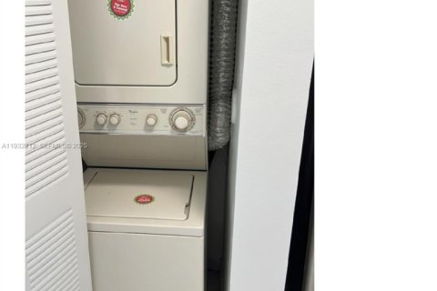 Condo in Doral, Florida, 2 bedrooms  № 1991359 - photo 11