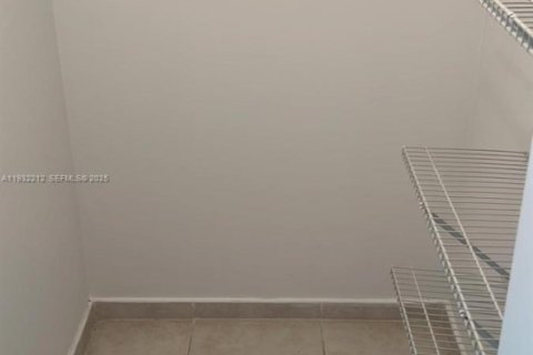 Condo in Doral, Florida, 2 bedrooms  № 1991359 - photo 18