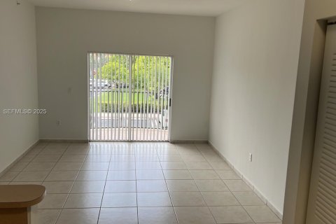 Condo in Doral, Florida, 2 bedrooms  № 1991359 - photo 2
