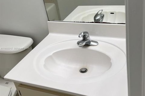 Condo in Doral, Florida, 2 bedrooms  № 1991359 - photo 13