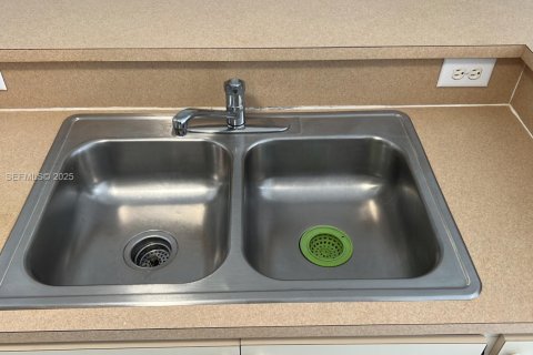 Condo in Doral, Florida, 2 bedrooms  № 1991359 - photo 10