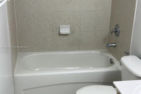 Condo in Doral, Florida, 2 bedrooms  № 1991359 - photo 15