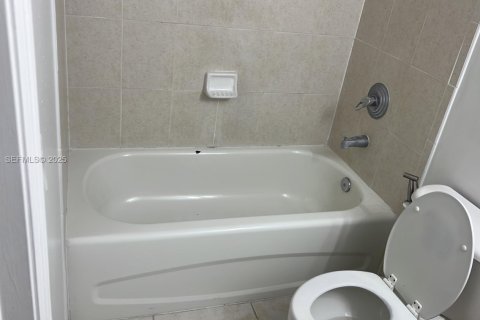 Condo in Doral, Florida, 2 bedrooms  № 1991359 - photo 14