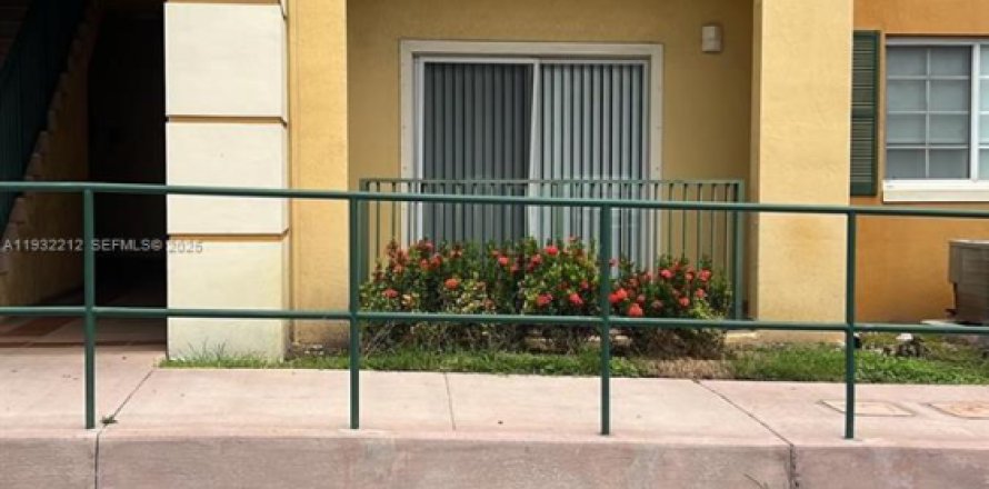 Condo in Doral, Florida, 2 bedrooms  № 1991359