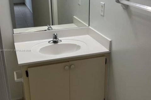 Condo in Doral, Florida, 2 bedrooms  № 1991359 - photo 12