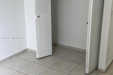 Condo in Doral, Florida, 2 bedrooms  № 1991359 - photo 19