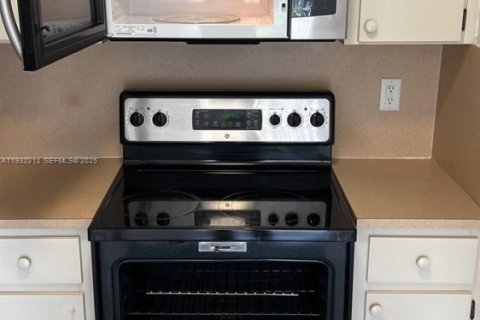 Condo in Doral, Florida, 2 bedrooms  № 1991359 - photo 8