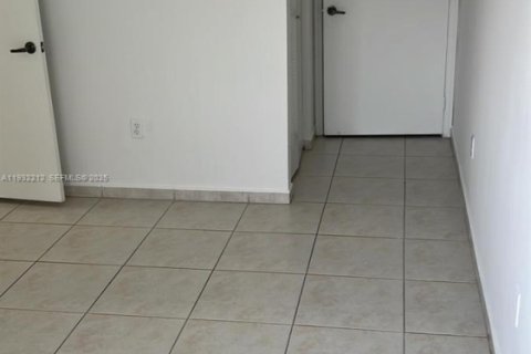 Condo in Doral, Florida, 2 bedrooms  № 1991359 - photo 16