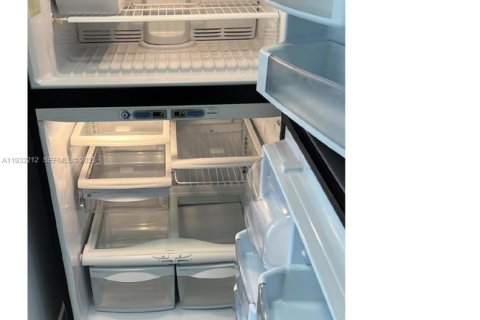 Condo in Doral, Florida, 2 bedrooms  № 1991359 - photo 9