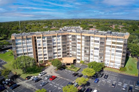 Condo in Pembroke Pines, Florida, 2 bedrooms  № 2084065 - photo 17