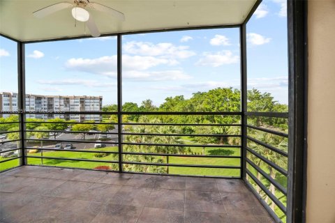 Condo in Pembroke Pines, Florida, 2 bedrooms  № 2084065 - photo 8