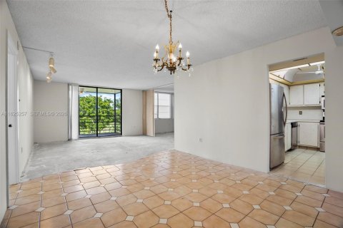 Condo in Pembroke Pines, Florida, 2 bedrooms  № 2084065 - photo 9