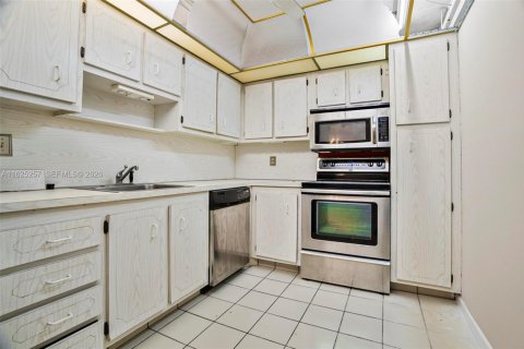 Condo in Pembroke Pines, Florida, 2 bedrooms  № 2084065 - photo 10