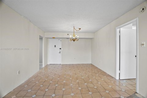 Condo in Pembroke Pines, Florida, 2 bedrooms  № 2084065 - photo 7